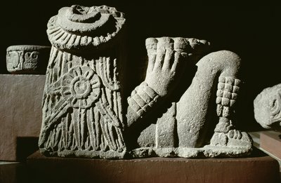 Liegender Sonnengott mit Sonnenkalenderscheibe im Haar von Aztec